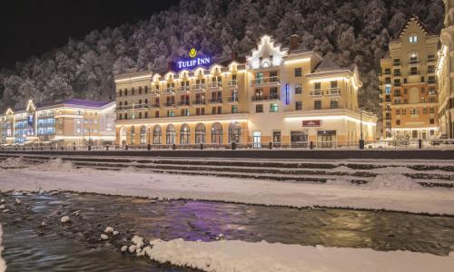 Отель «Tulip Inn» / Тюлип Инн Роза Хутор, Сочи - Фото 1. Внешний вид зимой