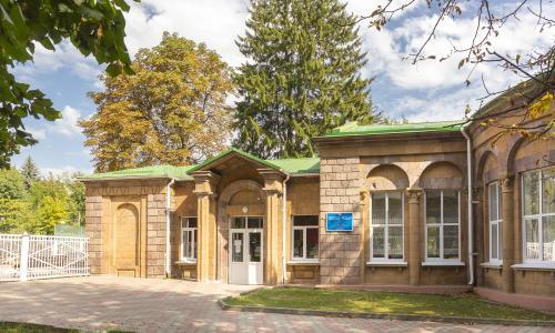 Санаторий Анджиевского Ессентуки - Фото 5. Анджиевского санаторий_территория (4)