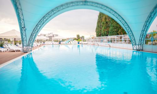 Отель Бридж Резорт / Bridge Resort Сочи - Фото 32. Комплекс бассейнов BREEZE