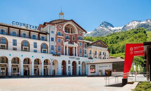 Courtyard by Marriott Sochi Krasnaya Polyana Hotel Эсто-Садок, Сочи - Фото 4. Внешний вид