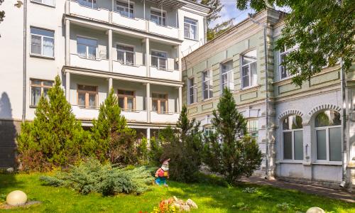 Санаторий Надежда Ессентуки - Фото 4. Санаторий_Надежда_территория  (4)
