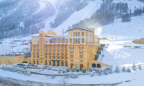 Отель Novotel Resort and spa Krasnaya Polyana Эсто-Садок, Сочи - Фото 5. Фасад, зима