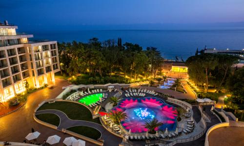 Свисс отель Резорт Сочи Камелия / «Swissotel Resort Sochi Kamelia» Сочи - Фото 31. Бассейн открытый