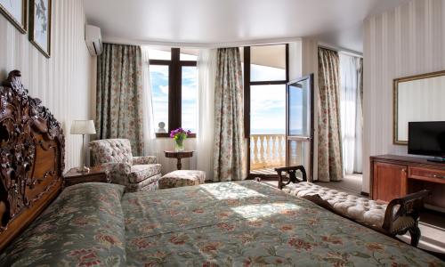 Dolphin Resort by Stellar Hotels Сочи - Фото 17. Люкс 3-местный 2-комнатный (Фирменный, с видом на море и балконом)