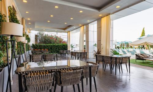 «Mantera Resort Congress 5*» / «Мантера Резорт и Конгресс» отель Сочи - Фото 17. Бар у бассейна