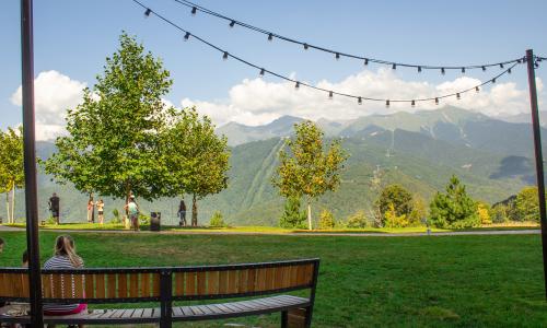 Panorama by Mercure Krasnaya Polyana Эсто-Садок, Сочи - Фото 51. Лужайка
