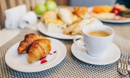 Courtyard by Marriott Sochi Krasnaya Polyana Hotel Эсто-Садок, Сочи - Фото 20. Завтрак Base Cafe