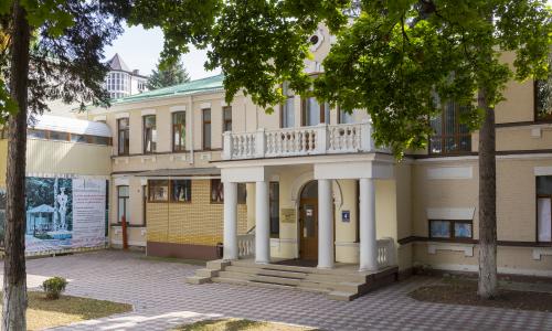 Санаторий Анджиевского Ессентуки - Фото 4. Анджиевского санаторий_территория (3)