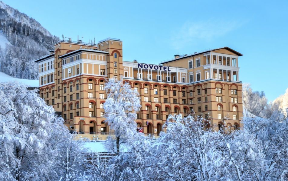 Отель Novotel Resort and spa Krasnaya Polyana Эсто-Садок, Сочи - Фото 1. Фасад, зима