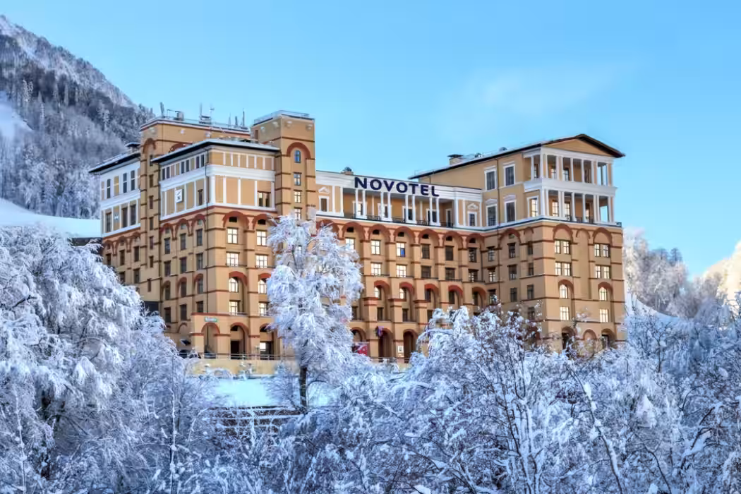 Отель Novotel Resort and spa Krasnaya Polyana Эсто-Садок, Сочи - Фото 1. Фасад, зима