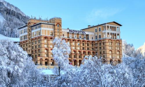 Отель Novotel Resort and spa Krasnaya Polyana Эсто-Садок, Сочи - Фото 1. Фасад, зима
