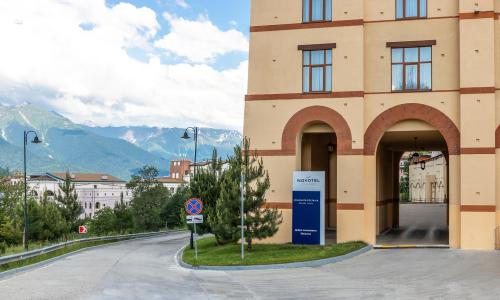 Отель Novotel Resort and spa Krasnaya Polyana Эсто-Садок, Сочи - Фото 8. Фасад