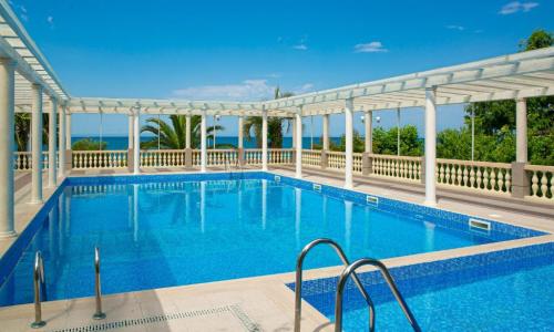 Alex Resort & Spa Hotel Гагра - Фото 16. Бассейн с морской водой
