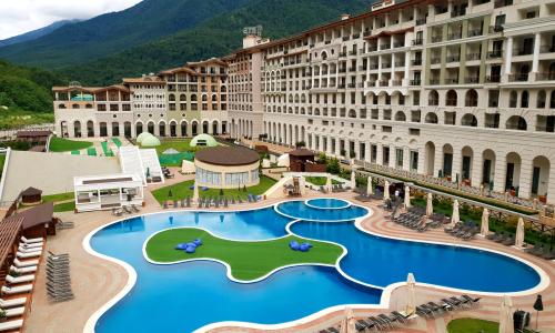 Sochi Marriott Krasnaya Polyana Красная Поляна, Сочи - Фото 3. Бассейн летом