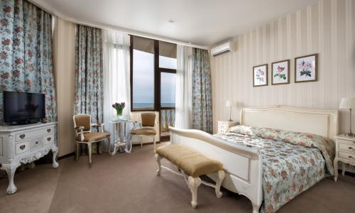 Dolphin Resort by Stellar Hotels Сочи - Фото 13. Люкс 2-местный 2-комнатный (Фирменный, с видом на море и балконом)