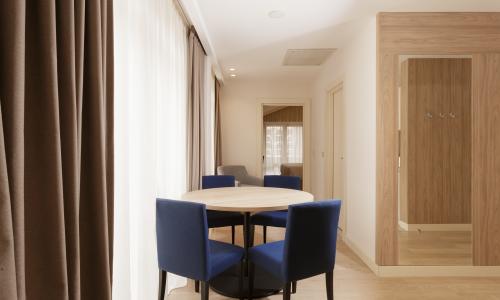 Courtyard by Marriott Sochi Krasnaya Polyana Hotel Эсто-Садок, Сочи - Фото 56. Люкс Джуниор 4-местный 3-комнатный