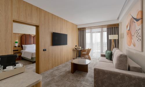 Miracleon Fюnf Luxury Resort SPA Anapa Витязево, Анапа - Фото 62. Люкс 4-местный 2-комнатный (вид на бассейн)