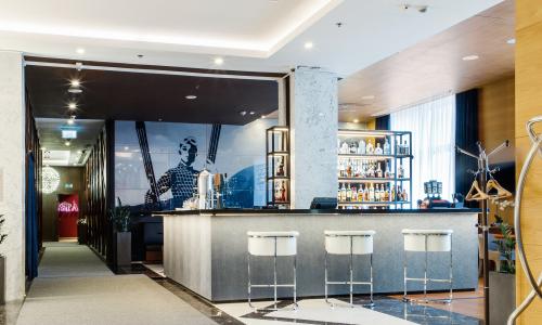 Отель Novotel Resort and spa Krasnaya Polyana Эсто-Садок, Сочи - Фото 20. Лобби бар