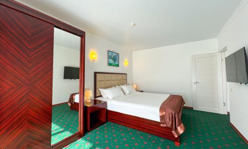 WELLNESS Park Hotel (Велнес Парк) Гагра - Фото 63. Сьют 2-местный 2-комнатный (с балконом, без привязки к этажу и виду)