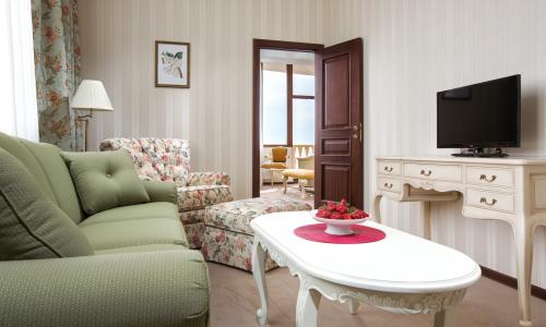 Dolphin Resort by Stellar Hotels Сочи - Фото 16. Люкс 2-местный 2-комнатный (Фирменный, с видом на море и балконом)