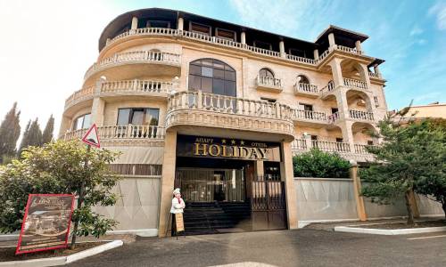 Отель Holiday